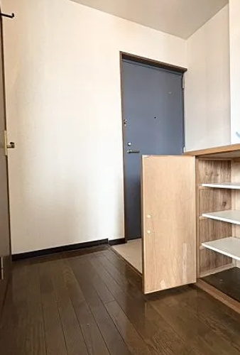 コトブキサンハイツの玄関