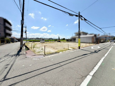 【前面道路含む現地写真】 | 菩提　売土地　全６区画 | 周辺にはスーパーや薬局など、商業施設がそろっていますよ！とても住みやすい環境です