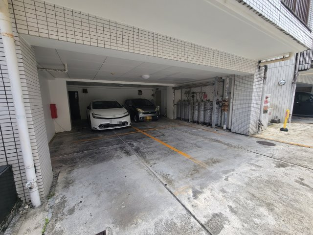 マンション長田11の駐車場