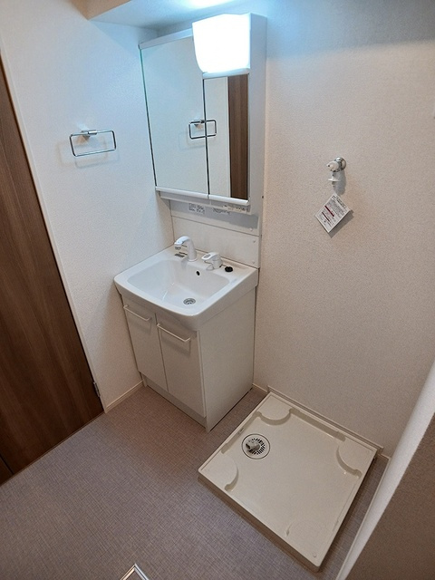 シャトーＫＩＮＫＩ　Ａの洗面所|三面鏡付きシャンプードレッサー