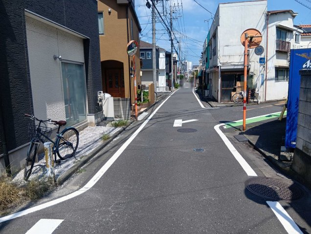 【前面道路含む現地写真】 | ふじみ野市西1丁目　中古一戸建住宅　オーナーチェンジ　(ふじみ野店) | 現地（2026年8月）撮影／南側・東側の2方向が公道に面した角地！前面道路は南側約4m・東側約3.97mです。