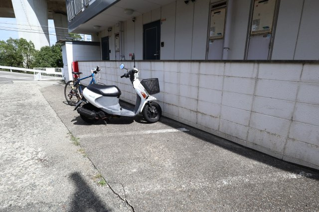 岡松ハイツの駐車場