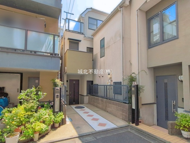 杉並区桃井4丁目 中古戸建の外観|建物面積72.05㎡の新築戸建。
ＬＤＫは14.1帖の開放感！