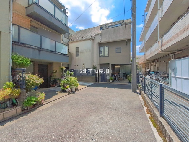 杉並区桃井4丁目 中古戸建の前面道路含む現地写真|東側4.00㎡私道に面する戸建て