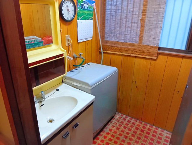 売中古戸建　富士市五貫島の独立洗面台|コンパクトな洗面台です。鏡もあるので朝の支度にも便利です。窓があるので明るい室内です。