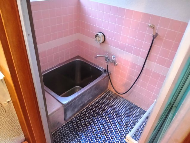 売中古戸建　富士市五貫島の浴室|シンプルで使い勝手の良いお風呂です。ピンクのタイルが可愛らしいです。