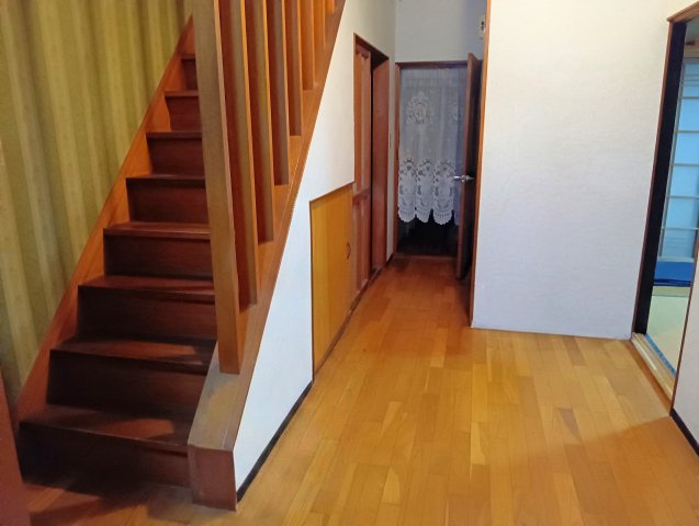売中古戸建　富士市五貫島の内装|ストレート階段なのでシンプルな見た目です。階段下は収納になっています。