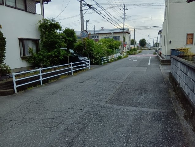売中古戸建　富士市五貫島の前面道路含む現地写真|国道1号線まで車で2分、小学校まで徒歩6分、コンビニまで徒歩5分です。