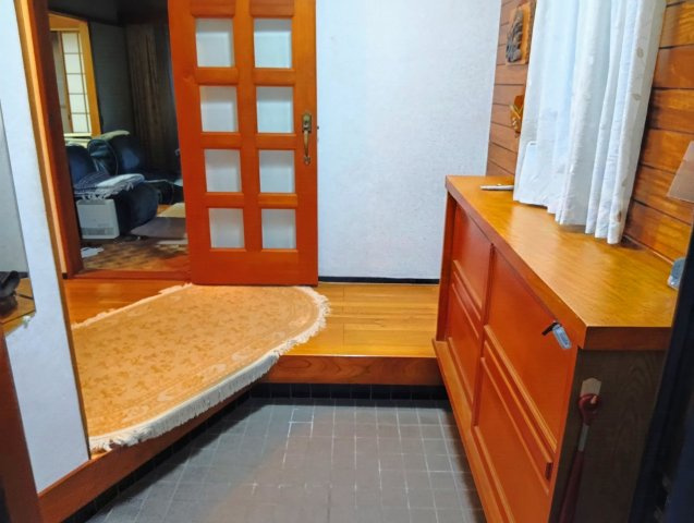 売中古戸建　富士市五貫島の玄関|備え付けのシューズボックスがあります。靴をしまって玄関をすっきりと使えます。