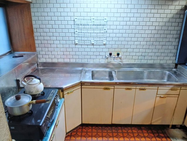 売中古戸建　富士市五貫島のキッチン|キッチンには窓があり明るく開放的です。調理スペースが広々としているので楽しくお料理出来ますね。