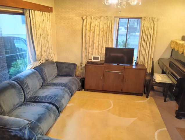 売中古戸建　富士市五貫島の居間・リビング|大きい窓から入るたっぷりの日差しが嬉しいですね。ソファに腰掛けて贅沢なリラックスタイムがすごせます。