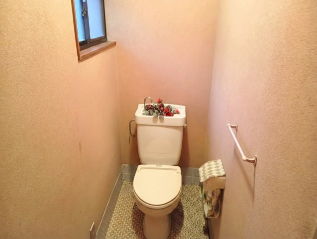 売中古戸建　富士市五貫島のトイレ|トイレには窓があり明るい室内です。コンパクトな設計で空間を広く感じさせるデザインになっています。