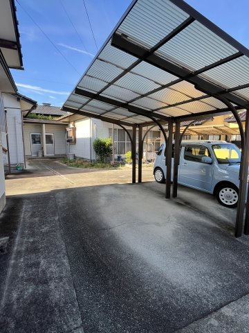 村上貸家の駐車場