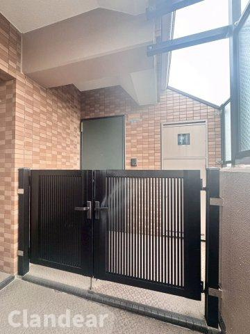 ライオンズガーデン西新井大師壱番館の玄関|ドキドキの新生活も、安心してスタート。ぴったりの住まいを見つけませんか？クランディアが一緒に住まい選びをサポートします‼　まずは、お気軽にお問合せください　＃クランディア