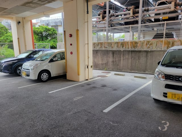 ライオンズマンション首里の駐車場