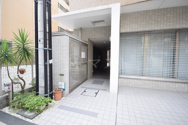 エスタブレ南森町のエントランス