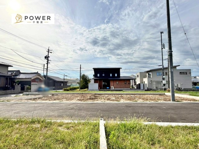 岡崎市昭和町中屋敷の前面道路含む現地写真|十分なゆとりがあり、邸宅としての佇まいをより一層引き立てております。上品な住環境をお約束いたします。									
									