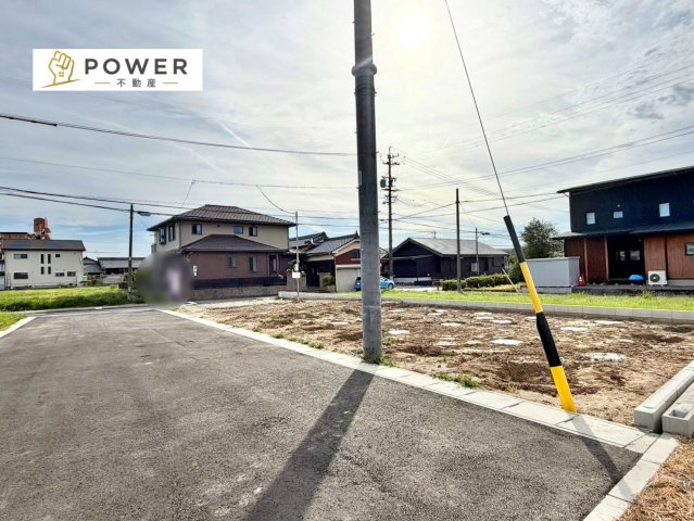 岡崎市昭和町中屋敷の前面道路含む現地写真|十分なゆとりがあり、邸宅としての佇まいをより一層引き立てております。上品な住環境をお約束いたします。									
									
