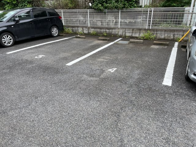 ヴィレッヂ七栄の駐車場