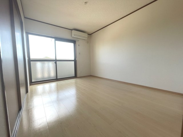 ヴィレッヂ七栄の洋室
