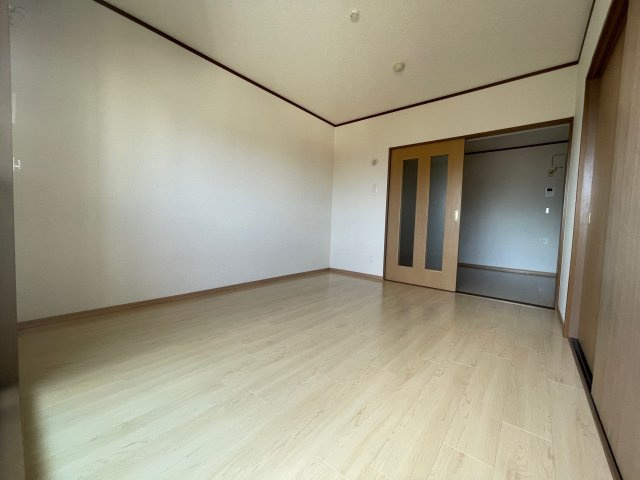 ヴィレッヂ七栄の洋室
