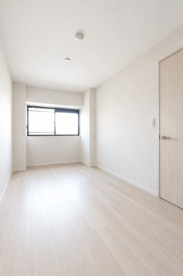 【洋室】 | 【上質リノベ】ダイアパレス矢野駅前 | 【洋室約6.3帖】
※本住戸のリノベーション工事中写真をもとに、完成予想イメージです。実際の間取りや設備配置を参考に再現しておりますが、仕上がりの色味・質感・細部等は実際と異なる場合があります。