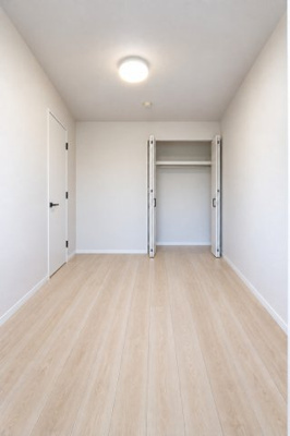 【洋室】 | 【上質リノベ】ダイアパレス矢野駅前 | 【洋室約6.3帖】
※本住戸のリノベーション工事中写真をもとに、完成予想イメージです。実際の間取りや設備配置を参考に再現しておりますが、仕上がりの色味・質感・細部等は実際と異なる場合があります。