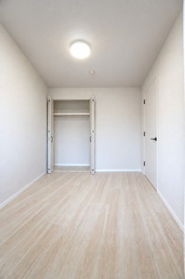 【洋室】 | 【上質リノベ】ダイアパレス矢野駅前 | 【北側洋室約5.0帖】
※本住戸のリノベーション工事中写真をもとに、完成予想イメージです。実際の間取りや設備配置を参考に再現しておりますが、仕上がりの色味・質感・細部等は実際と異なる場合があります。