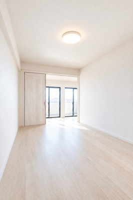 【洋室】 | 【上質リノベ】ダイアパレス矢野駅前 | 【南側洋室約5.0帖】
※本住戸のリノベーション工事中写真をもとに、完成予想イメージです。実際の間取りや設備配置を参考に再現しておりますが、仕上がりの色味・質感・細部等は実際と異なる場合があります。