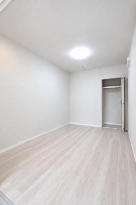 【洋室】 | 【上質リノベ】ダイアパレス矢野駅前 | 【南側洋室約5.0帖】
※本住戸のリノベーション工事中写真をもとに、完成予想イメージです。実際の間取りや設備配置を参考に再現しておりますが、仕上がりの色味・質感・細部等は実際と異なる場合があります。