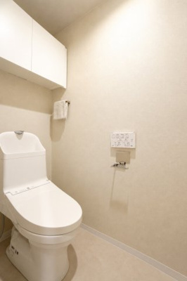 【トイレ】 | 【上質リノベ】ダイアパレス矢野駅前 | 【レストルーム】
TOTO製を予定
きれいをまもるせいけつトイレ！
お掃除はサッとひとふきで完了！
少ない水で、汚れをしっかり洗い流します。
手洗い機能付きで、もしもの時も慌てない！キャビネット付