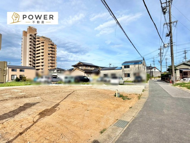 岡崎市昭和町中屋敷の前面道路含む現地写真|十分なゆとりがあり、邸宅としての佇まいをより一層引き立てております。上品な住環境をお約束いたします。									
									