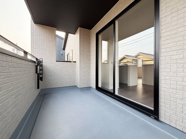 岡崎市昭和町中屋敷のバルコニー|施工例　家族の洗濯物もまとめて干せるバルコニー。洗濯物を干す時間も気持ちよく過ごせそうです。
