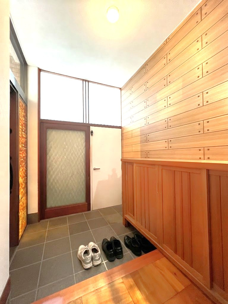 中央区領家3丁目の玄関|こちらは玄関になります。木の温もりが感じられる安心できる空間です。シューズBOXが備わっております。