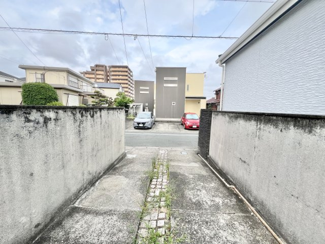 中央区領家3丁目の前面道路含む現地写真|物件から主要道路に繋がる通路になります。