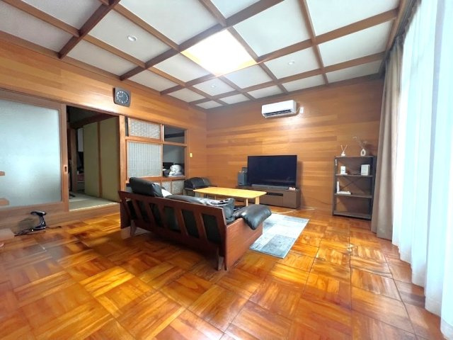 中央区領家3丁目の居間・リビング|こちらはリビングになります。お部屋全体が木目調で、大きな窓もあり明るく温かな空間になります。