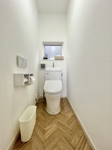中央区領家3丁目のトイレ|コンパクトなトイレで、床の汚れも目立ちにくくお掃除しやすいです。換気用の窓もあります。