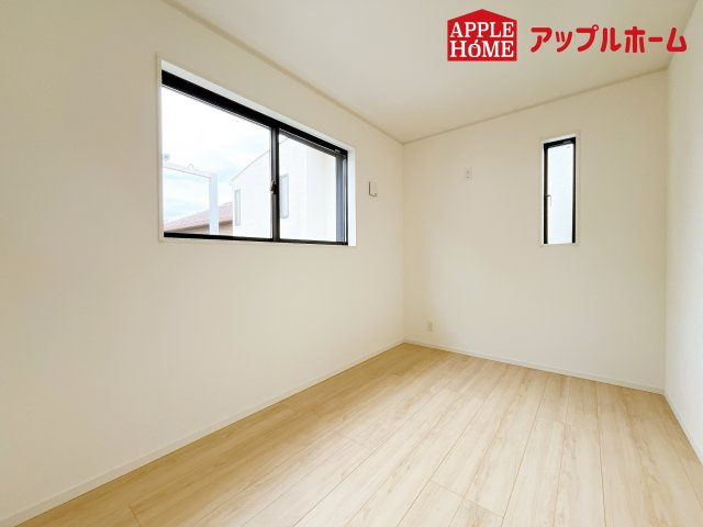 さいたま市浦和区皇山町第3の洋室|クローゼット付きの洋室は、収納スペースが豊富で部屋全体がすっきりと片付きやすいのが特徴です。衣類や荷物を整理しやすく、生活感を抑えた洗練された空間を保てます。