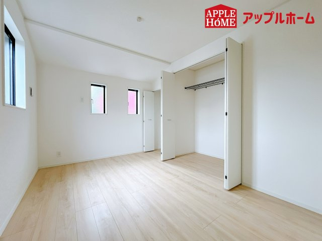 さいたま市浦和区皇山町第3の洋室|クローゼット付きの洋室は、収納スペースが豊富で部屋全体がすっきりと片付きやすいのが特徴です。衣類や荷物を整理しやすく、生活感を抑えた洗練された空間を保てます。