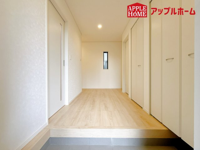 さいたま市浦和区皇山町第3の玄関|ご家族皆様の靴やお手入れ用品を収納できる収納棚を設置！お家に出会う人々を迎える玄関だからこそ、常に整理整頓しておきたいですね♪