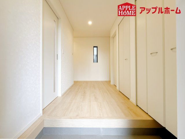 さいたま市浦和区皇山町第3の玄関|ご家族皆様の靴やお手入れ用品を収納できる収納棚を設置！お家に出会う人々を迎える玄関だからこそ、常に整理整頓しておきたいですね♪