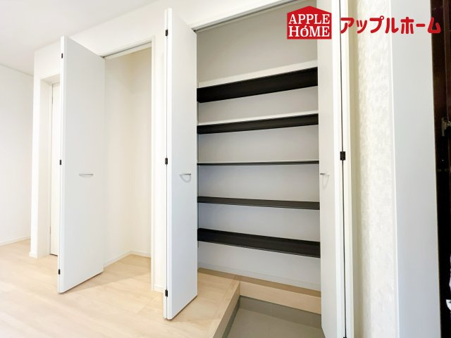 さいたま市浦和区皇山町第3の収納|可動棚付きでブーツも入るシューズクローク！