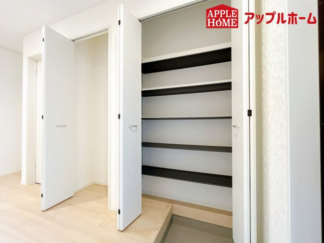 さいたま市浦和区皇山町第3の収納|可動棚付きでブーツも入るシューズクローク！