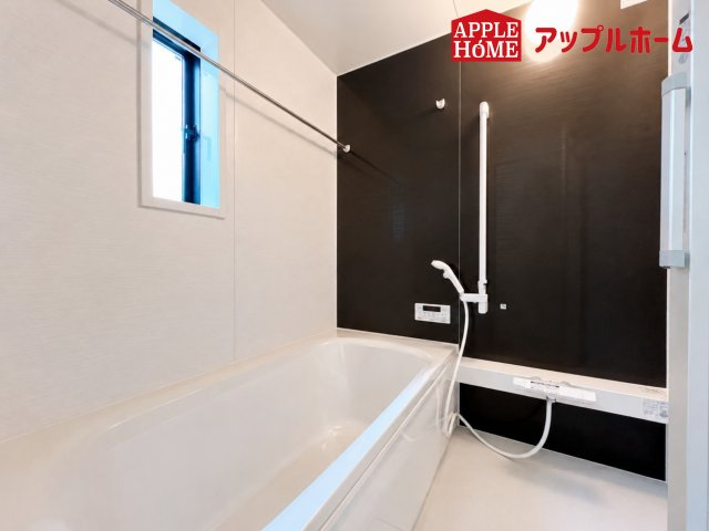 さいたま市浦和区皇山町第3の浴室|窓付きのバスルームは、採光もあり明るく気持ちの良い空間です。窓があることで、換気環境も良好。掃除もスムーズに出来ます