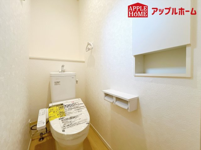 さいたま市浦和区皇山町第3のトイレ|温水洗浄器付き便座を標準装備してます♪窓付きで明るく、快適空間となっております。毎日使う場所だからこその配慮です。