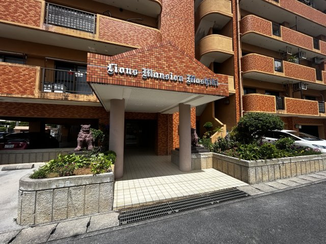 ライオンズマンション真志喜のエントランス