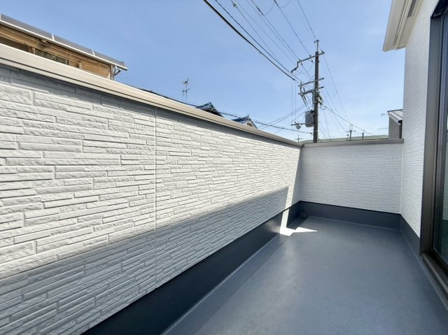 新築戸建　尼崎市東園田町3丁目のバルコニー|寝室からバルコニーに出られます。