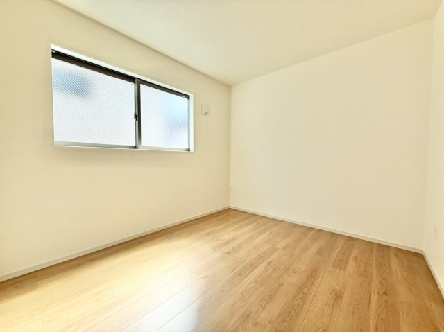 新築戸建　尼崎市東園田町3丁目の洋室|南側洋室5.2帖　南向きで一日中ポカポカ♪部屋を出るとすぐトイレがあり、プライベート空間も充実！