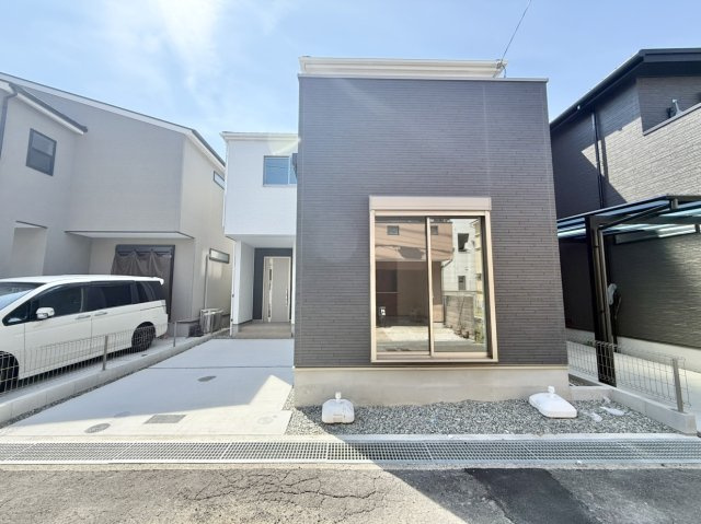新築戸建　尼崎市東園田町3丁目の外観|2026年7月完成、カースペース1台付きの収納豊富な4LDK。窓が多く、陽当り・通風ともに良好です。