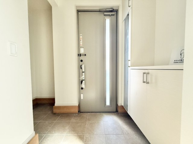 新築戸建　尼崎市東園田町3丁目の玄関|姿見付きのシューズボックス＆SIC完備。靴やベビーカーなどを収納でき、玄関がいつも綺麗に片付きます。